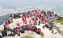 Gençler Spil'in zirvesinde ay yıldızlı bayrakla buluştu