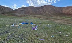 Gökkuşağı Tepeleri'nde çöp tepkisi: Doğaseverler alanı temizledi