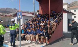 Hakkari polisinden çocuklara trafik eğitimi