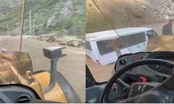 Hakkari'de dere taştı: Yolda mahsur kalan minibüs 3 saatlik çalışmayla kurtarıldı