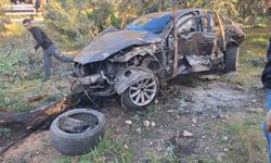 Hurdaya dönen araçtan yaralı kurtuldu