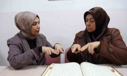 İşitme engelli kadın Kur'an-ı Kerim'i işaret diliyle öğrendi