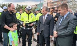 Kırıkkale'de motosiklet kazası geçiren sürücülere kask hediye edildi