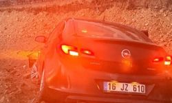 Kontrolden çıkan otomobil inşaata uçtu: 2 yaralı