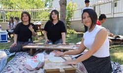 Kozan'da öğrenciler bahar şenliğinde şalvar giyip Adana sıkması pişirdi