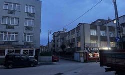 Küçükçekmece'de kahve önünde silahlı saldırı: 3 yaralı