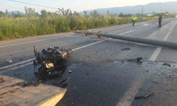 Otomobilin devirdiği elektrik direğine motosiklet çarptı: 4 yaralı