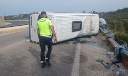 Otomobille çarpışan yolcu minibüsü yan yattı: 10 yaralı