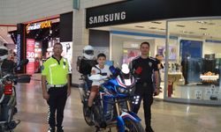 Polis, çocukları motosiklete bindirip çeşitli hediyeler dağıttı