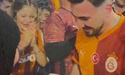 Şampiyonluk kutlamalarında evlilik teklifi sürprizi