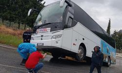 Selçuk'ta rampayı çıkamayan tur otobüsü şarampole kaydı