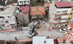 Tehlike oluşturan ve suç yuvasına dönen metruk binalar yıkılıyor