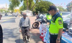 Trafik Haftası etkinliklerinde kurallara uyan 3 sürücüye plaket verildi