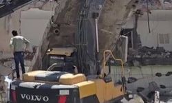 Yıkım sırasında beton bloğu iş makinasının üzerine düştü
