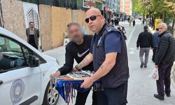 Zabıtanın müdahale ettiği seyyar satıcı basını da görünce şok oldu: 'Sen kimsin?'