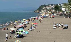 Düzce'de sıcak havayı fırsat bilenler denize koştu