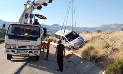 Levhaya çarpıp yoldan çıkan araçtakiler yara almadan kurtuldu
