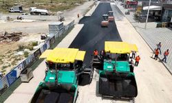 Mersin'de bozulan yollar sıcak asfaltla yenilendi