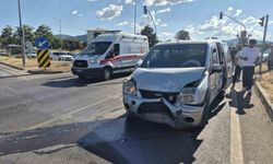 Bingölde iki hafif ticari araç çarpıştı: 2 yaralı