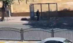 Durakta bekleyen eşini silahla vurdu
