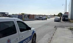 Eskişehir'de iki sokağın kesişiminde otomobil ile kamyonet çarpıştı