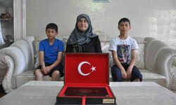 Kars'ta duygulandıran bayrak sevgisi: Aynı aileden iki kuşak, 7 yıl arayla valilik önünde Türk bayrağını öptü