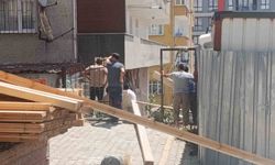 Küçükçekmece'de inşaat çalışması sırasında merdiven çöktü: Evlerinde mahsur kalan vatandaşları itfaiye kurtardı