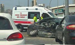 Ambulans ile otomobil çarpıştı: 3'ü sağlık çalışanı 5 yaralı