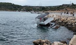 Fırtına tekneyi kıyıya vurdu, kısmen batırdı