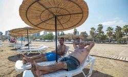 Mersin'de emekliler deniz ve güneşin tadını çıkardı