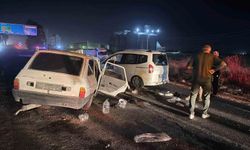 Tarsus'ta otomobil karşı şeride geçti: 1 çocuk öldü, 6 yaralı