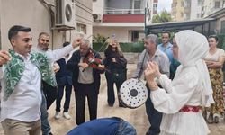 Mersin'de ilginç gelin alma: Damat, vinç sepetiyle 4. kata çıkarak gelini aldı