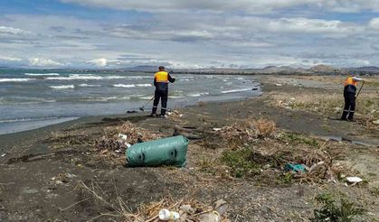 Van Büyükşehir Belediyesi inci kefali göç güzergahındaki dereleri temizledi