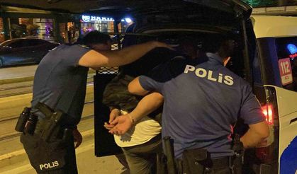 Elindeki satırla çevreye saldıran şahsa gözaltı