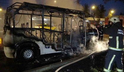 Yolcu minibüsü alev alev yandı, yangına müdahale etmeye çalışan sürücü yaralandı