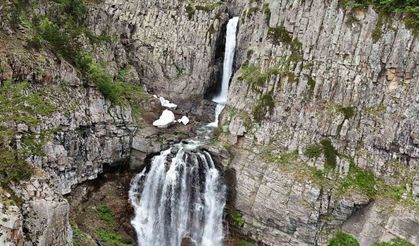 Artvin’in saklı güzelliği: Bazgiret Şelalesi en coşkulu döneminde