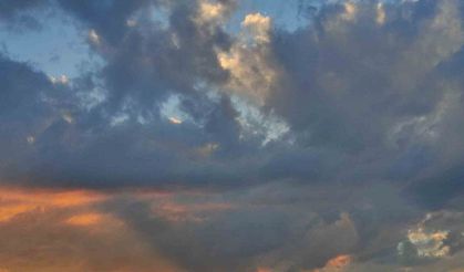 Ardahan’da gün doğumu gökyüzünü kızıla boyadı