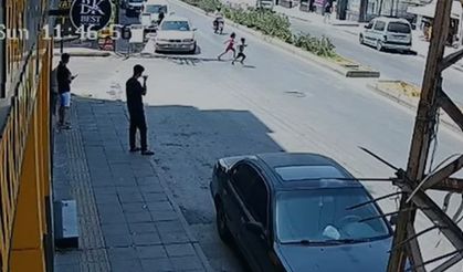 Feci kaza kamerada: Motosikletlinin çarptığı 2 çocuktan biri öldü