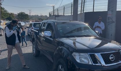 Seyir halindeki arabayı kurşun yağmuruna tuttular