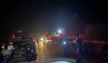 Tali yoldan çıkan traktörle çarpışan araç hurdaya döndü: 6 yaralı