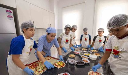 Mersin’de minik şefler yemek yapmayı öğreniyor