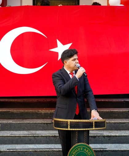 Özdemirci: “Yeni Dönemin En Kıymetli Dersi Bayrak Sevgisidir”