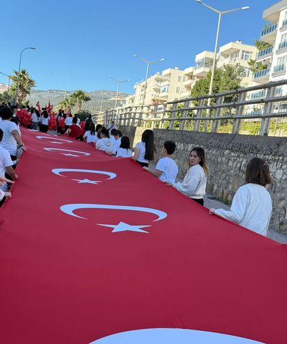 Silifke'de bayrak yürüyüşü