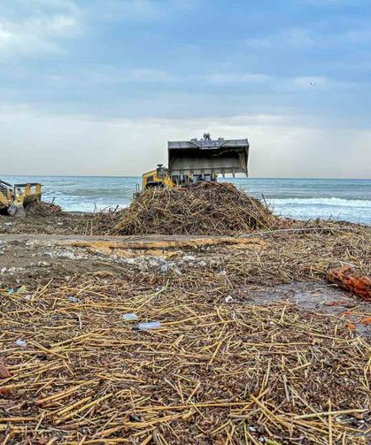 Mersin'de selin izleri sahillerden siliniyor