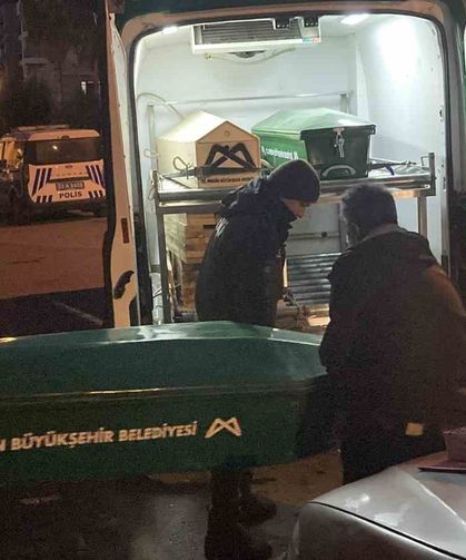 Polis kavga ihbarına gitti, banyoda cesetle karşılaştı: 3 gözaltı