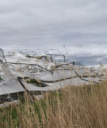 Silifke'de hortum seraları yerle bir etti