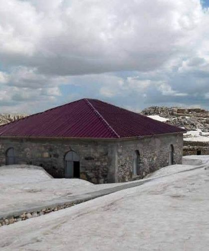 Toroslar'ın zirvesinde 741 yıllık cami kar altında kaldı