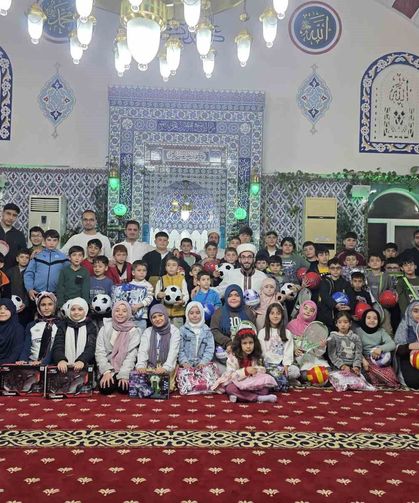 Camiye gelen çocuklar çifte bayram yaptı