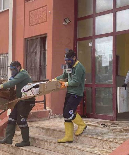 Ekipler gaz maskesiyle girdi : 7 kamyonet çöp çıktı