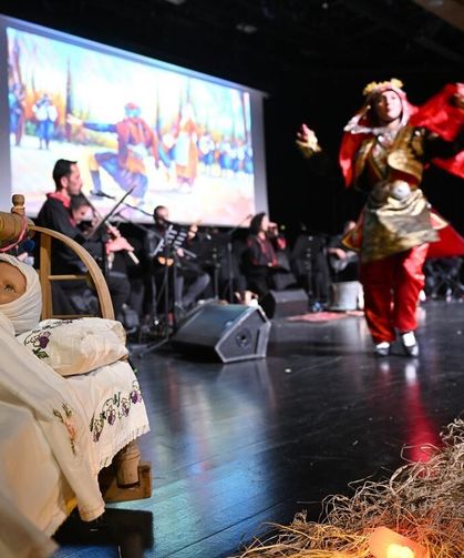 Mersin'de 'İlmek İlmek Kadın' gösterisi izleyenleri duygulandırdı